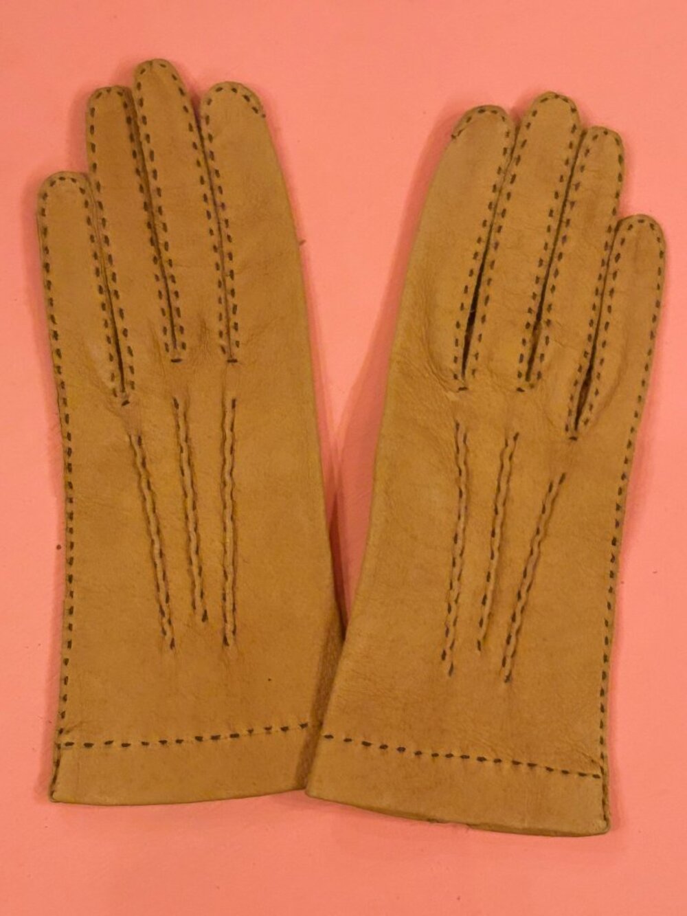 Beautiful vintage ladies leather gloves, likely dating to the 1940s–1950s.